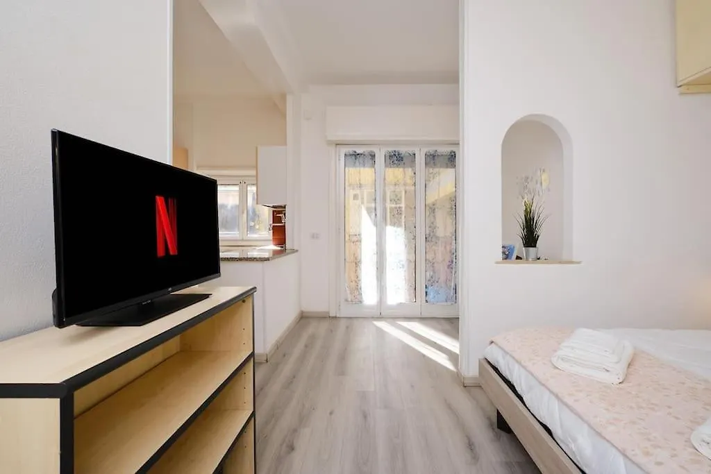 Tuscolana Blu Apartment - Grazioso Monolocale Rome 0*,  Italy